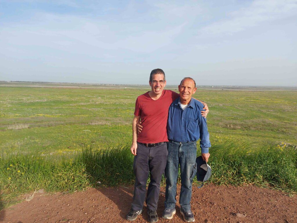 אבא שלי ואני על תל סאקי וברקע סוריה