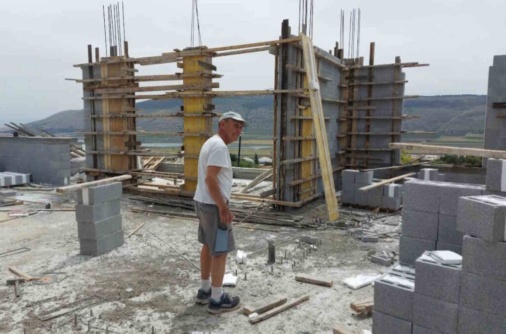 אבא בונה בית על רקע הגילבוע