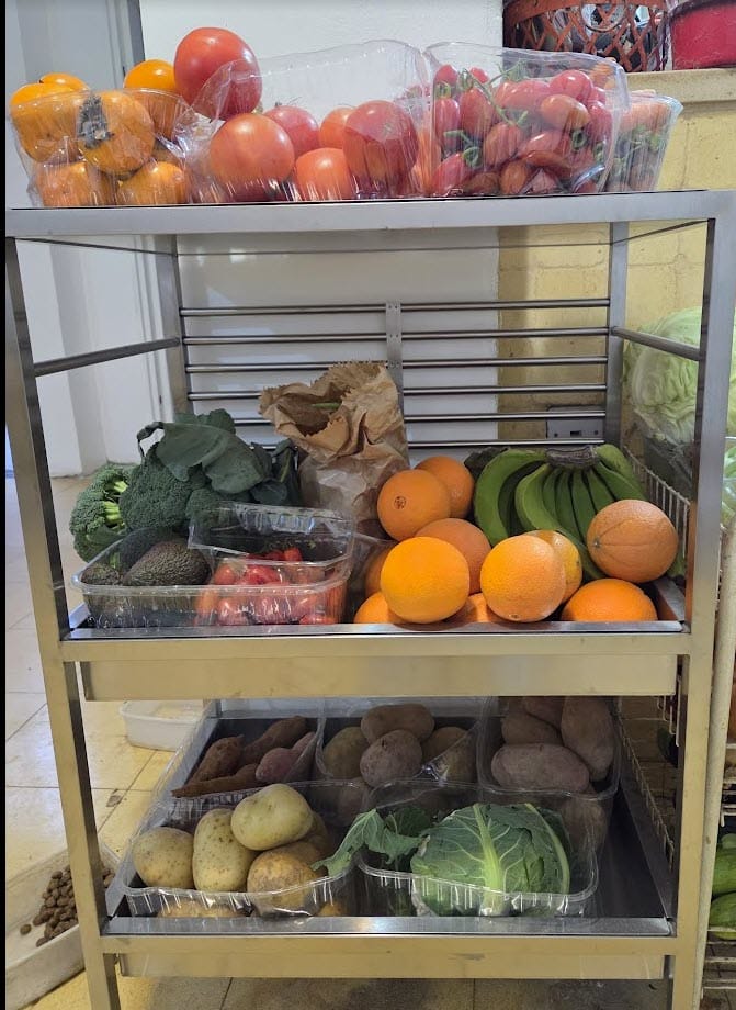 עגלה מלאה ירקות ופירות